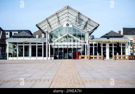 Aurich, Deutschland. April 2021. Die Glasmarkthalle befindet sich auf dem Marktplatz im Stadtzentrum. Quelle: Hauke-Christian Dittrich/dpa/Alamy Live News Stockfoto