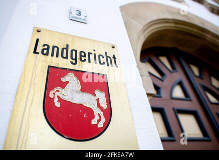 Aurich, Deutschland. April 2021. Vor dem Eingangstor zum historischen Schloss in der Innenstadt hängt ein Schild mit der Aufschrift „Landgericht“. Quelle: Hauke-Christian Dittrich/dpa/Alamy Live News Stockfoto