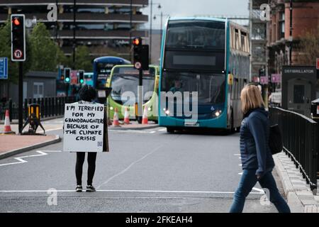 Mai 2021 - Newcastle-upon-Tyne, Großbritannien. Ein Aktivist des Extinction Rebellion unterbricht den Verkehr in Newcastle als Teil des Extinction Rebellion’s Rebellion of One Day of Action in ganz Großbritannien. Der als „ein-Personen-Straßensperre, Times 1000“ bezeichnete Aktionstag von XR zielt darauf ab, Untätigkeit und Greenwashing durch die britische Regierung hervorzuheben. Kredit: Thomas Jackson / Alamy Live Nachrichten. Stockfoto