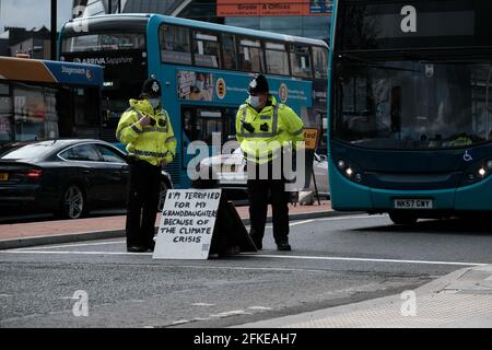 Mai 2021 - Newcastle-upon-Tyne, Großbritannien. Ein Aktivist des Extinction Rebellion unterbricht den Verkehr in Newcastle als Teil des Extinction Rebellion’s Rebellion of One Day of Action in ganz Großbritannien. Der als „ein-Personen-Straßensperre, Times 1000“ bezeichnete Aktionstag von XR zielt darauf ab, Untätigkeit und Greenwashing durch die britische Regierung hervorzuheben. Kredit: Thomas Jackson / Alamy Live Nachrichten. Stockfoto