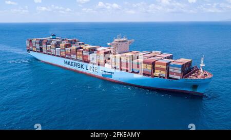 Ultra-Large Container Vessel oder ULCV voll beladen mit Frachtschiff Container. Stockfoto