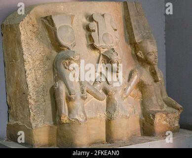 Ägypten, Kairo, Ägyptisches Museum, Kalksteinstatuengruppe des Königs Tutanchamun zwischen gott Amon und der Göttin Mut. Von der Karnak-Cachette. Stockfoto