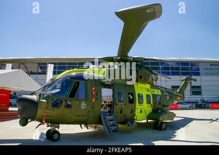 AgustaWestland AW101 Merlin Hubschrauber auf der Farnborough International Airshow, Hampshire, UK, 2006. Messe. Militärische Farben der dänischen Luftwaffe Stockfoto