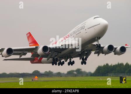 Oasis Hong Kong Airlines Boeing 747 Jet-Linienflugzeug. Fluggesellschaft. Jumbo-Jet-Flugzeuge fliegen. Start bei der RIAT RAF Fairford Airshow Stockfoto