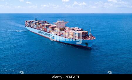 Maersk Hidalgo Mega Containerschiff. Ultra-Large Container Vessel oder ULCV voll beladen mit Frachtschiff Container. Stockfoto