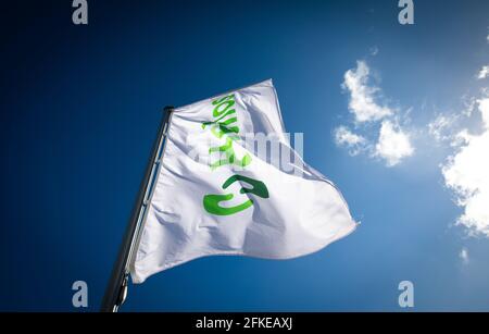 Schleswig, Deutschland. April 2021. Vor dem Helios Klinikum Schleswig flattert im Wind eine Fahne mit dem Logo der Helios Kliniken Gruppe. Quelle: Christian Charisius/dpa/Alamy Live News Stockfoto