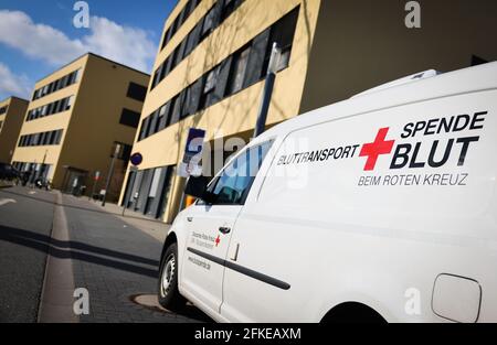 Schleswig, Deutschland. April 2021. Vor dem Haupteingang der Helios Klinik Schleswig steht ein Fahrzeug für Bluttransporte des Roten Kreuzes. Quelle: Christian Charisius/dpa/Alamy Live News Stockfoto