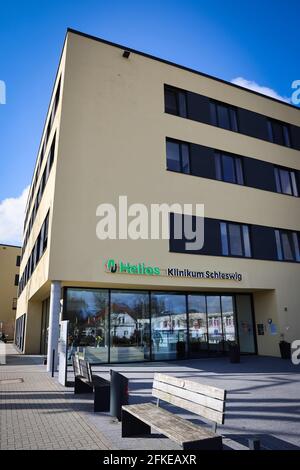 Schleswig, Deutschland. April 2021. Außenansicht mit Haupteingang des Helios Klinikums Schleswig. Quelle: Christian Charisius/dpa/Alamy Live News Stockfoto