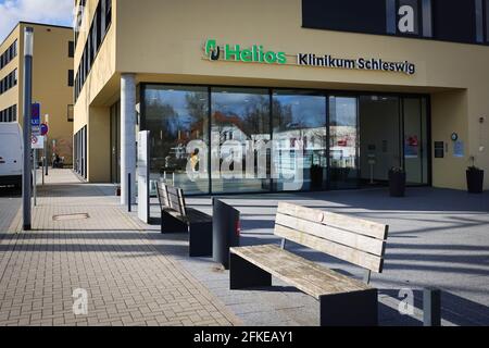 Schleswig, Deutschland. April 2021. Außenansicht mit Haupteingang des Helios Klinikums Schleswig. Quelle: Christian Charisius/dpa/Alamy Live News Stockfoto