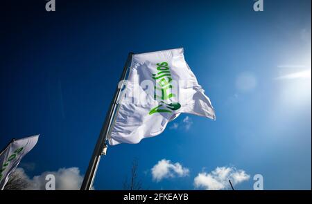 Schleswig, Deutschland. April 2021. Fahnen mit dem Logo der Helios Kliniken Gruppe flattern im Wind vor dem Helios Klinikum Schleswig. Quelle: Christian Charisius/dpa/Alamy Live News Stockfoto