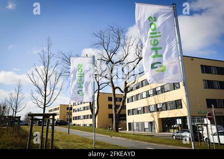 Schleswig, Deutschland. April 2021. Außenansicht mit Haupteingang des Helios Klinikums Schleswig. Quelle: Christian Charisius/dpa/Alamy Live News Stockfoto