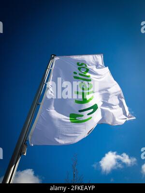 Schleswig, Deutschland. April 2021. Vor dem Helios Klinikum Schleswig flattert im Wind eine Fahne mit dem Logo der Helios Kliniken Gruppe. Quelle: Christian Charisius/dpa/Alamy Live News Stockfoto