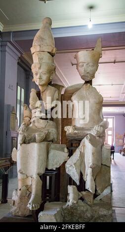 Kairo, Ägyptisches Museum, rekonstruierte monumentale Dyade von Amon und Mutter. Horemheb-Zeit, Kalkstein. Stockfoto