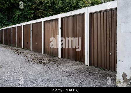 Blick auf zahlreiche Autogaragen in einer Wohnanlage. Stockfoto