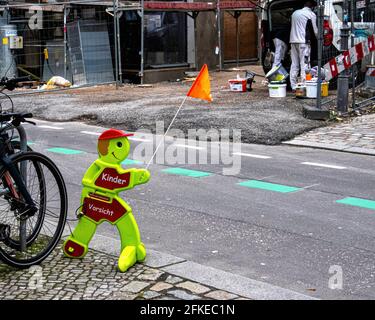 Knallfarbenes Schild „Watch out for Children“ in der Linienstraße, Mitte, Berlin, Deutschland Stockfoto