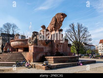 Bullenbrunnen oder Fruchtbarkeitsbrunnen, Red Stone 1930 Skulptur von Hugo Lederer am Arnswalder Platz, Prenzlauer Berg, Berlin Stockfoto