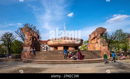 Bullenbrunnen oder Fruchtbarkeitsbrunnen, Red Stone 1930 Skulptur von Hugo Lederer am Arnswalder Platz, Prenzlauer Berg, Berlin Stockfoto