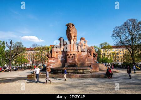 Bullenbrunnen oder Fruchtbarkeitsbrunnen, Red Stone 1930 Skulptur von Hugo Lederer am Arnswalder Platz, Prenzlauer Berg, Berlin Stockfoto