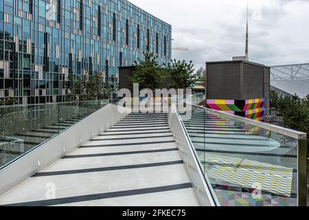 Der erhöhte Gehweg von Tide und farbenfrohe Kunstwerke von Morag Myerscough auf den Schloten der Londoner U-Bahn, Greenwich Peninsula, London, Großbritannien Stockfoto