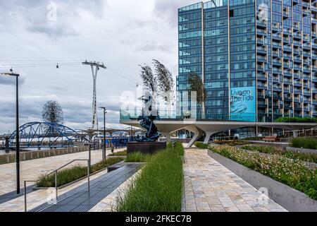 Mermaid-Skulptur des Künstlers Damien Hirst und ‘The Tide“-Hochweg auf der North Greenwich Peninsula, London, Großbritannien Stockfoto