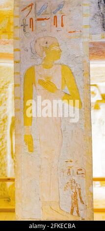 Ägypten, Guizeh, Grab der Königin Meresankh III. Auf einer Säule, Meresankh, mit einem Jungen zu ihren Füßen. Stockfoto