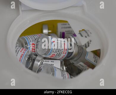 01. Mai 2021, Brandenburg, Schönefeld: Leere Fläschchen mit Impfdosen des Herstellers Moderna zur Impfung gegen Covid-19 liegen in einer Sammelbox im Impfzentrum der Bundeswehr und Johanniter-Unfall-Hilfe e.V. am Flughafen BER. Am selben Tag führten die Impflogistiker gemeinsam mit der Bundeswehr, der Johanniter-Unfall-Hilfe e.V. und den Bezirken Dahme-Spreewald und Teltow-Fläming eine spezielle Impfkampagne für Mitglieder der Freiwilligen Feuerwehr im Impfzentrum in Schönefeld durch. Foto: Patrick Pleul/dpa-Zentralbild/ZB Stockfoto