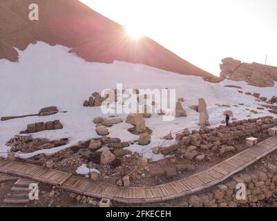 Sonnenaufgang der Luftdrohne Aufnahme auf den Berg Nemrud: Antike götterstatuen aus Antiochia, bei denen die Köpfe am Nemrut Berg, Adiyaman, von ihren Körpern heruntergefallen sind Stockfoto