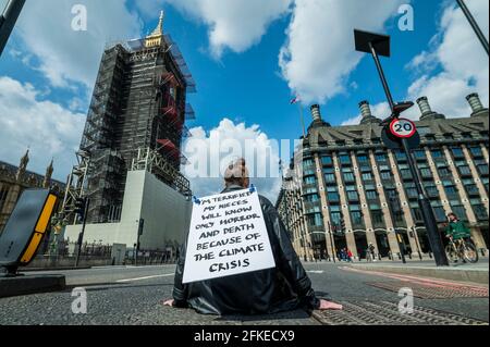 London, Großbritannien. Mai 2021. Ein Mann blockiert eine Seite der Westminster Bridge - Protest gegen die Extinction Rebellion - am 1. Mai um 11 Uhr (Samstag, 1. Mai) ergreifen Hunderte von Menschen in ganz Großbritannien einzeln an verschiedenen, störenden Orten Maßnahmen, um den zweiten Jahrestag der Erklärung des Parlaments über die Umwelt- und Klimanotstand im Jahr 2019 zu begehen. Kredit: Guy Bell/Alamy Live Nachrichten