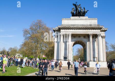 HYDE PARK, LONDON, ENGLAND- 24. April 2021: Demonstranten bei einem Anti-Lockdown-Protest von Unite for Freedom in London Stockfoto