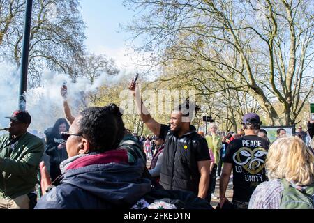 HYDE PARK, LONDON, ENGLAND- 24. April 2021: Demonstranten bei einem Anti-Lockdown-Protest von Unite for Freedom in London Stockfoto