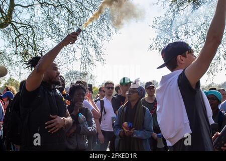 HYDE PARK, LONDON, ENGLAND- 24. April 2021: Demonstranten bei einem Anti-Lockdown-Protest von Unite for Freedom in London Stockfoto