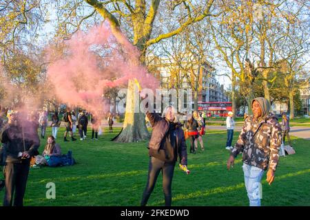 HYDE PARK, LONDON, ENGLAND- 24. April 2021: Demonstranten bei einem Anti-Lockdown-Protest von Unite for Freedom in London Stockfoto