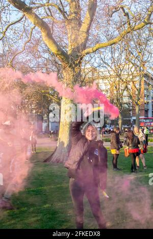 HYDE PARK, LONDON, ENGLAND- 24. April 2021: Demonstranten bei einem Anti-Lockdown-Protest von Unite for Freedom in London Stockfoto