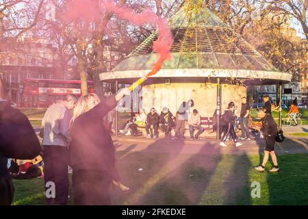 HYDE PARK, LONDON, ENGLAND- 24. April 2021: Demonstranten bei einem Anti-Lockdown-Protest von Unite for Freedom in London Stockfoto