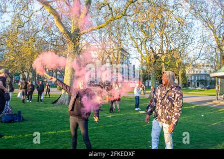 HYDE PARK, LONDON, ENGLAND- 24. April 2021: Demonstranten bei einem Anti-Lockdown-Protest von Unite for Freedom in London Stockfoto
