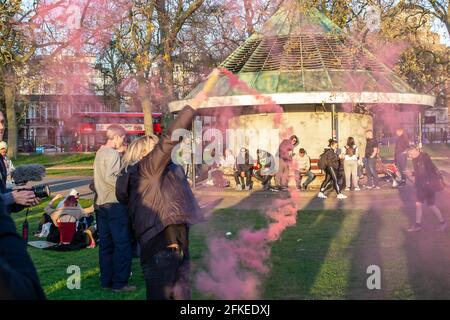HYDE PARK, LONDON, ENGLAND- 24. April 2021: Demonstranten bei einem Anti-Lockdown-Protest von Unite for Freedom in London Stockfoto