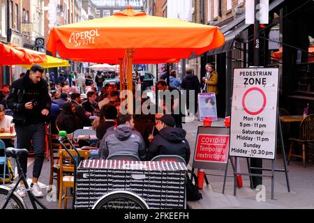 Bars und Restaurants im West End, die sich für Kunden und Gäste öffnen, werden nach der Pandemie langsam aufgehoben, London, Großbritannien Stockfoto