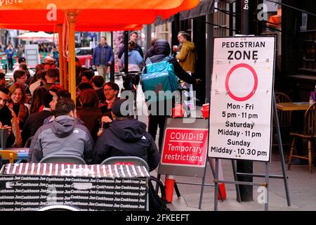 Bars und Restaurants im West End, die sich für Kunden und Gäste öffnen, werden nach der Pandemie langsam aufgehoben, London, Großbritannien Stockfoto
