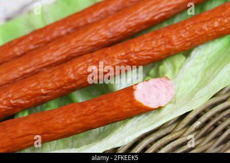 Traditionelle polnische Räucherwurst namens Kabanos, Nahaufnahme Stockfoto