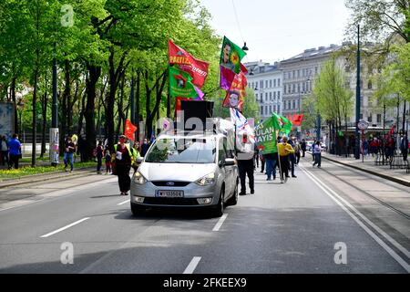 Wien, Österreich. Mai 2021. Großer Demonstrationstag am 1. Mai in Wien. Die Polizei erwartet auch mehrere nicht registrierte Demonstrationen und wird aus Sicherheitsgründen mehrere Straßen in der Wiener Innenstadt absperren. Große Demonstration verschiedener linker Gruppen in der Innenstadt von Wien. Quelle: Franz Perc / Alamy Live News Stockfoto