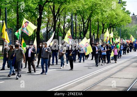 Wien, Österreich. Mai 2021. Großer Demonstrationstag am 1. Mai in Wien. Die Polizei erwartet auch mehrere nicht registrierte Demonstrationen und wird aus Sicherheitsgründen mehrere Straßen in der Wiener Innenstadt absperren. Große Demonstration verschiedener linker Gruppen in der Innenstadt von Wien. Quelle: Franz Perc / Alamy Live News Stockfoto