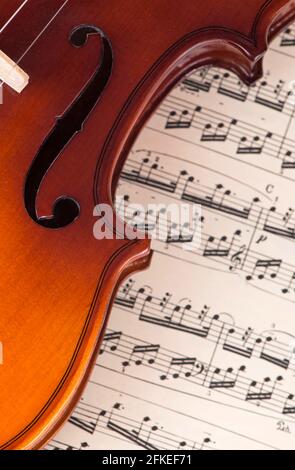 Alte Geige auf dem Notenblatt liegend, Musikkonzept. Stockfoto