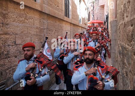 Die palästinensische orthodoxe Pfadfinderband spielt Dudelsäcke, während sie am 01. Mai 2021 in Jerusalem, Israel, zum orthodoxen Osterfest durch das christliche Viertel marschieren. Stockfoto