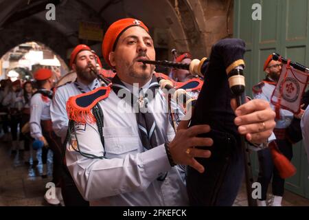 Die palästinensische orthodoxe Pfadfinderband spielt Dudelsäcke, während sie am 01. Mai 2021 in Jerusalem, Israel, zum orthodoxen Osterfest durch das christliche Viertel marschieren. Stockfoto