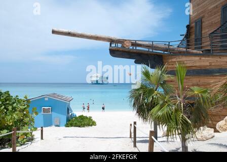 Der Blick am Eingang zum Touristenstrand auf der Insel Half Moon Cay (Bahamas). Stockfoto