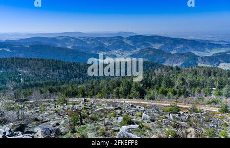 Blick von Hornisgrinde über den Nordschwarzwald auf den Ort Seebach. Baden-Württemberg, Deutschland, Europa Stockfoto