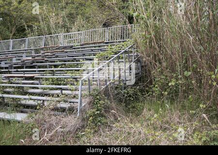 Verlassene Tribüne vor einem Baseballplatz in der Toskana Italien Stockfoto