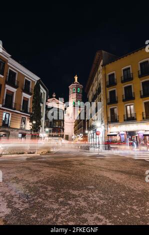 Langzeitaufnahmen bei Nacht in den Straßen von Valladolid Stockfoto