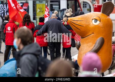 Erfurt, Deutschland. Mai 2021. Demonstranten nehmen an einer Kundgebung des DGB zum 1. Mai gegen die Wut Teil. Quelle: Michael Reichel/dpa-Zentralbild/dpa/Alamy Live News Stockfoto