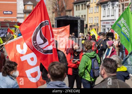 Erfurt, Deutschland. Mai 2021. Demonstranten schwenken bei einer Kundgebung des DGB zum 1. Mai ihre Fahnen gegen die Wut. Quelle: Michael Reichel/dpa-Zentralbild/dpa/Alamy Live News Stockfoto